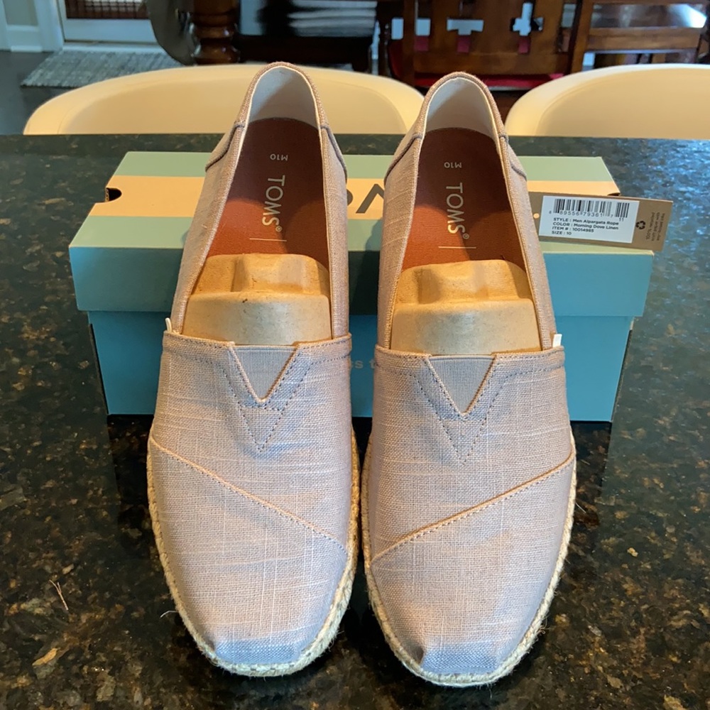 Men’s size 10 TOMS